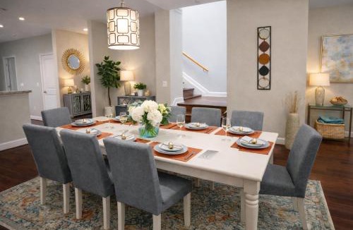 Washington House | Grand DC Group Retreat Sleeps 22 6BR 14 Beds 2 Living Rooms Free Parking