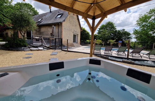 Soucelles House | Grand Gîte 13 Personnes de Caractère Piscine et spa