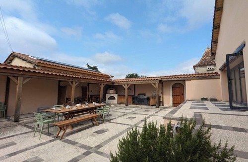 Blanzaguet-Saint-Cybard Apartment | Grand gite pour 12 personnes avec piscine intérieure, salle de jeux, salle de sport, sauna, bar et grand jardin. 500€/nuit