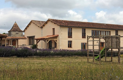 Blanzaguet-Saint-Cybard Apartment | Grand gite pour 12 personnes avec piscine intérieure, salle de jeux, salle de sport, sauna, bar et grand jardin. 500€/nuit