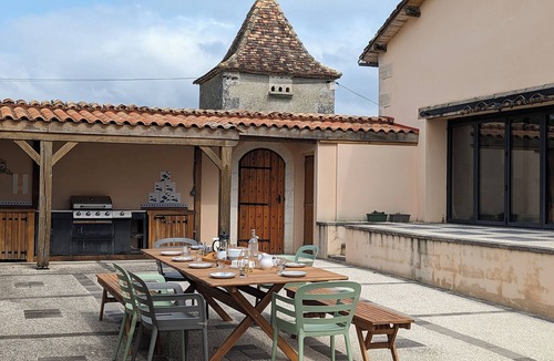 Blanzaguet-Saint-Cybard Apartment | Grand gite pour 12 personnes avec piscine intérieure, salle de jeux, salle de sport, sauna, bar et grand jardin. 500€/nuit