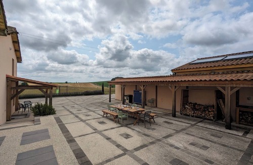 Blanzaguet-Saint-Cybard Apartment | Grand gite pour 12 personnes avec piscine intérieure, salle de jeux, salle de sport, sauna, bar et grand jardin. 500€/nuit