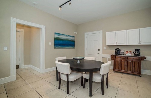 Walnut Hills Apartment | Grand Historic 2 Bedroom Apartment