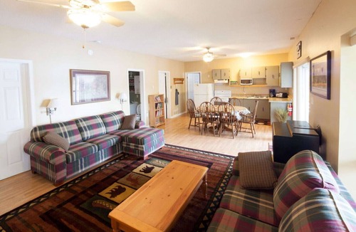 Seguin Cabin | Grand Muskokan Cottage - Maximum 14 guests