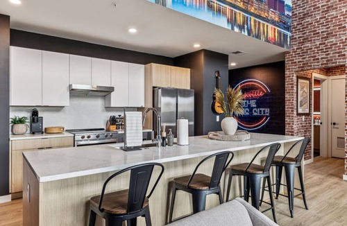 Downtown Nashville Condo | Grand Ole Nashville- Walk to Broadway & Honky Tonks!