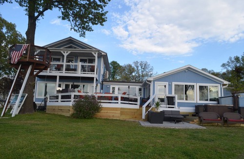 Grove House | GRAND PANORAMIC RETREAT, 6 BR, 3 BA, 300' Lakefront, Dock & Launch! NEW