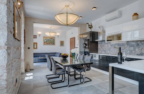 Old Town Bed & Breakfast | Grand Promenade Suite - Tale Of The Sea