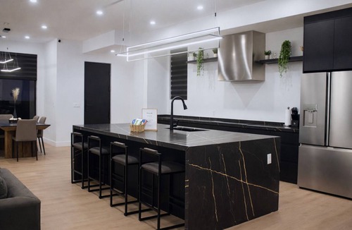 High River House | Grand, Spacious Villa in the Heart of Downtown High River