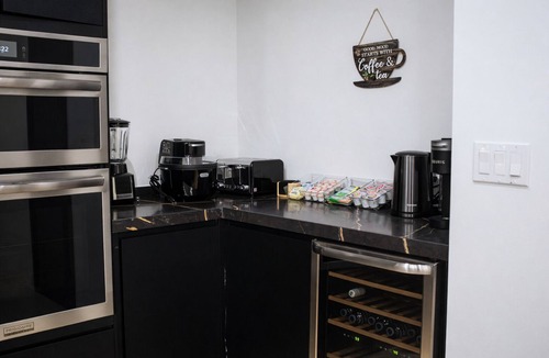 High River House | Grand, Spacious Villa in the Heart of Downtown High River