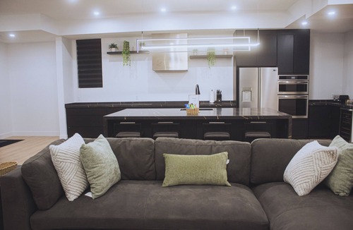 High River House | Grand, Spacious Villa in the Heart of Downtown High River