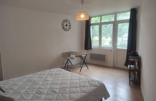 Courpiere Apartment | Grand Studio Meublé au Grand Calme