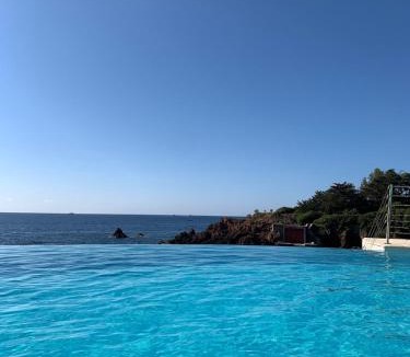 Le Trayas Apartment | Grand studio terrasse vue mer pieds dans l'eau piscine