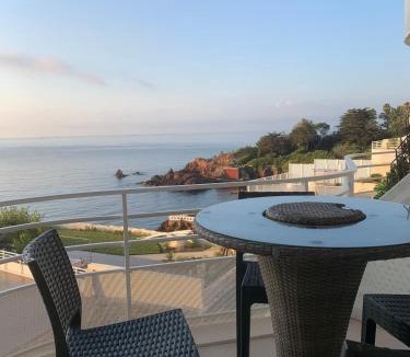 Le Trayas Apartment | Grand studio terrasse vue mer pieds dans l'eau piscine