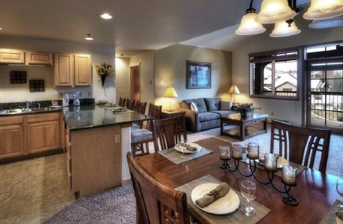 Four O'Clock Cabin | GRAND TIMBER LODGE SKI-IN/SKI-OUT w/LIV ROOM & KITCHEN 600 FEET FROM CHAIRLIFT