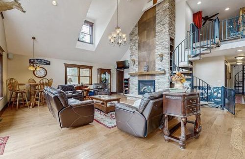 Tomahawk House | Grand Tomahawk Lodge