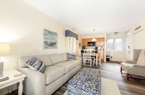 Acme Condo | 🏖️ Grand Traverse Bay Lake View Condo ➠ 5682