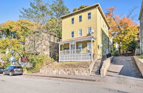 Worcester Apartment | Grand Worcester Getaway! Pets Welcome! Comfortable