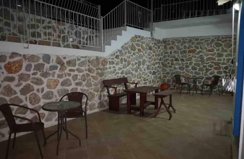 Massouri House | Grande Grotta Studios - Sleeps 8 - Free Parking
