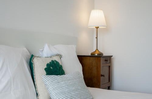 Sandillon House | Grande Maison Familiale Climatisée - à seulement 15mn d'Orléans - 5 chambres - 8 lits - Maison classée meublé de tourisme 3 étoiles