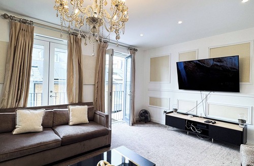 Ravenscourt Park House | GrandLux Stays - 5BR Shepherd's Bush