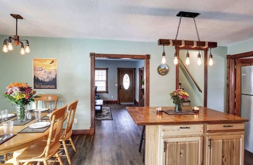 Keystone House | Grandma Goodnight's - 3 Miles from Mt-Rushmore with hot tub and a game room!