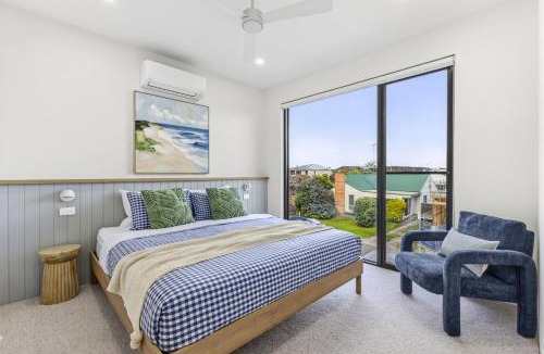 Barwon Heads House | Grandview Luxe- Central Barwon Heads, Brand New, Sleeps 6, Aircon, Parking, WIFI, walk to beach and shops