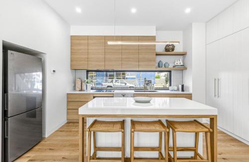 Barwon Heads House | Grandview Luxe- Central Barwon Heads, Brand New, Sleeps 6, Aircon, Parking, WIFI, walk to beach and shops