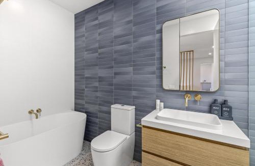 Barwon Heads House | Grandview Luxe- Central Barwon Heads, Brand New, Sleeps 6, Aircon, Parking, WIFI, walk to beach and shops