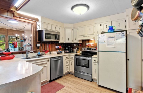 Lake Lure Cottage | Grandville - WiFi, 4 Bedroom sleeps 8 - Mr. Lake Lure Vacation Rentals