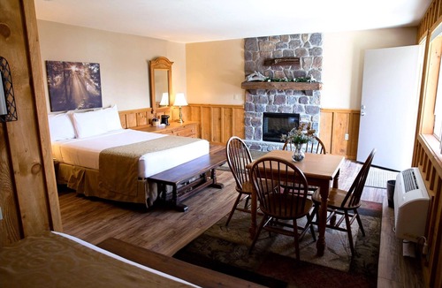 Mount Pocono House | Grange Valley Lakeside Inn & Estate Winery.