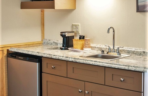 Mount Pocono House | Grange Valley Lakeside Inn & Estate Winery.