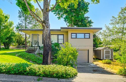 Grants Pass House | Grants Pass Getaway w/Expansive Deck!
