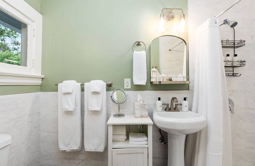 Lodi Bed & Breakfast | Grape Escape Inn & Suites