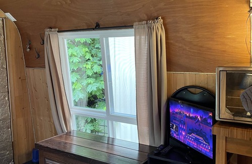 Brew Bay Cottage | Grapevine Cottage - Rustic tiny self-contained cottage and deck for single guest