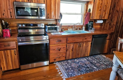 Astor Cabin | Grasshopper Lodge: Secluded, cozy, and romantic hand-crafted rustic cabin