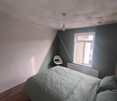 Gravesend House | Gravesend Central - Spacious & Quiet Rooms