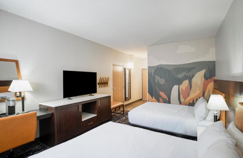 West Yellowstone Hotel | Gray Wolf Inn & Suites