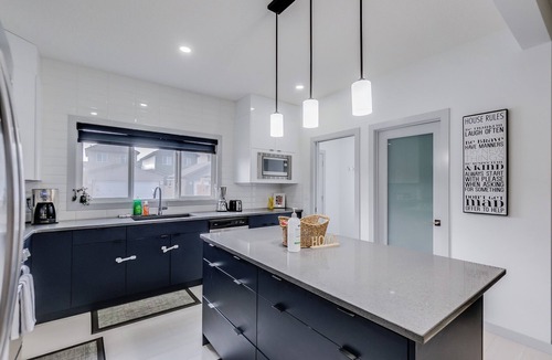 Southwest Edmonton House | Graydon - Bright, Modern Home w/King Sized Bed