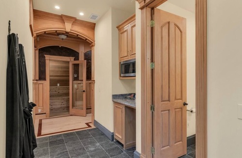 Arlington House | Graystone Castle | 7BR Luxury Estate near Seattle