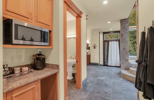 Arlington House | Graystone Castle | 7BR Luxury Estate near Seattle