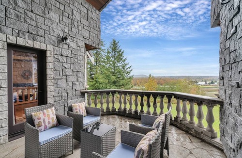 Arlington House | Graystone Castle | 7BR Luxury Estate near Seattle