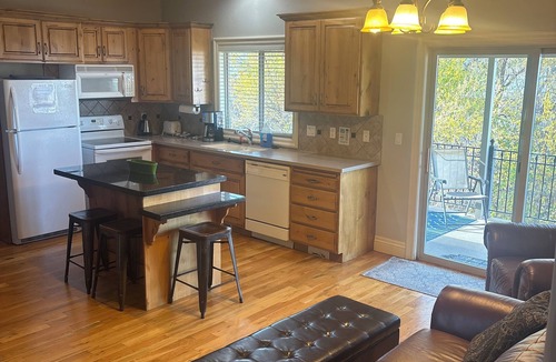 Granite Ridge House | Great 3-bedroom secluded mother-in-law house in sandy. Near canyon. Hot tub.