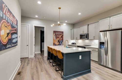 North Nashville House | Great 4 Large Groups! 11 Beds! Rooftop Deck!