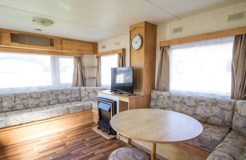 Clacton-on-Sea House | Great 6 berth caravan for hire at Valley Farm Holiday Park in Essex ref 46080V