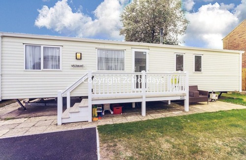 Hopton on Sea House | Great 8 berth caravan for hire at Hopton Holiday Village in Norfolk ref 80101S