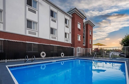Vacaville Apartment | Great Amenities Onsite! Outdoor Pool and Terrace, Free Continental Breakfast