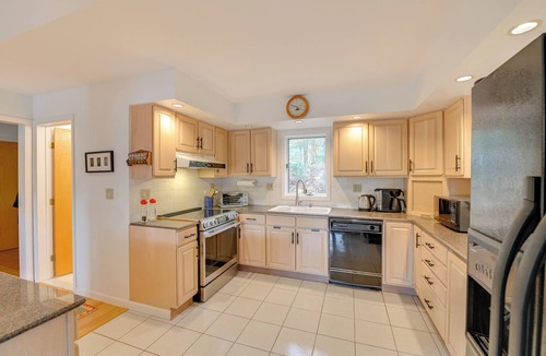 Glendale House | Great Barrington Lakeside Getaway w/Kayak & Grill