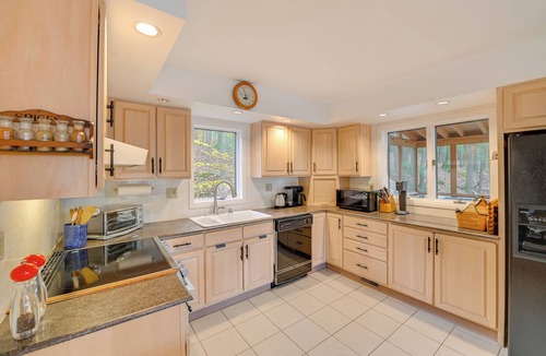 Glendale House | Great Barrington Lakeside Getaway w/Kayak & Grill