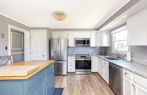 Newport East House | Great Beach Location - Huge Yard for Family Getaways