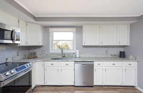 Newport East House | Great Beach Location - Huge Yard for Family Getaways